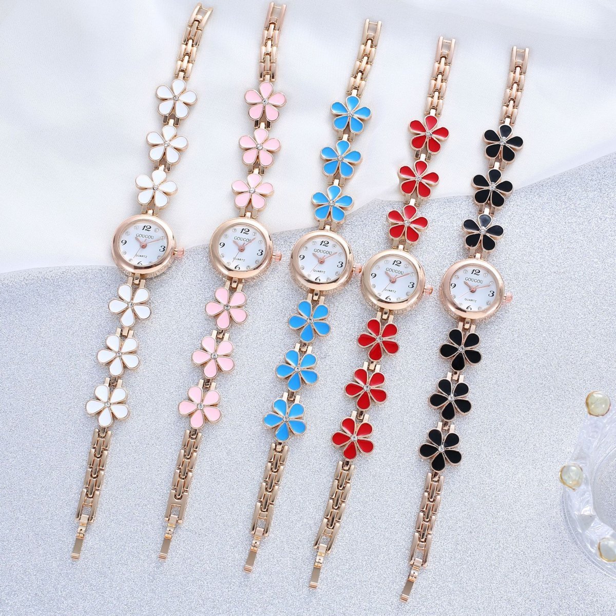 Ladies Petal Patterned Quartz Watch Bracelet Set — photo 2